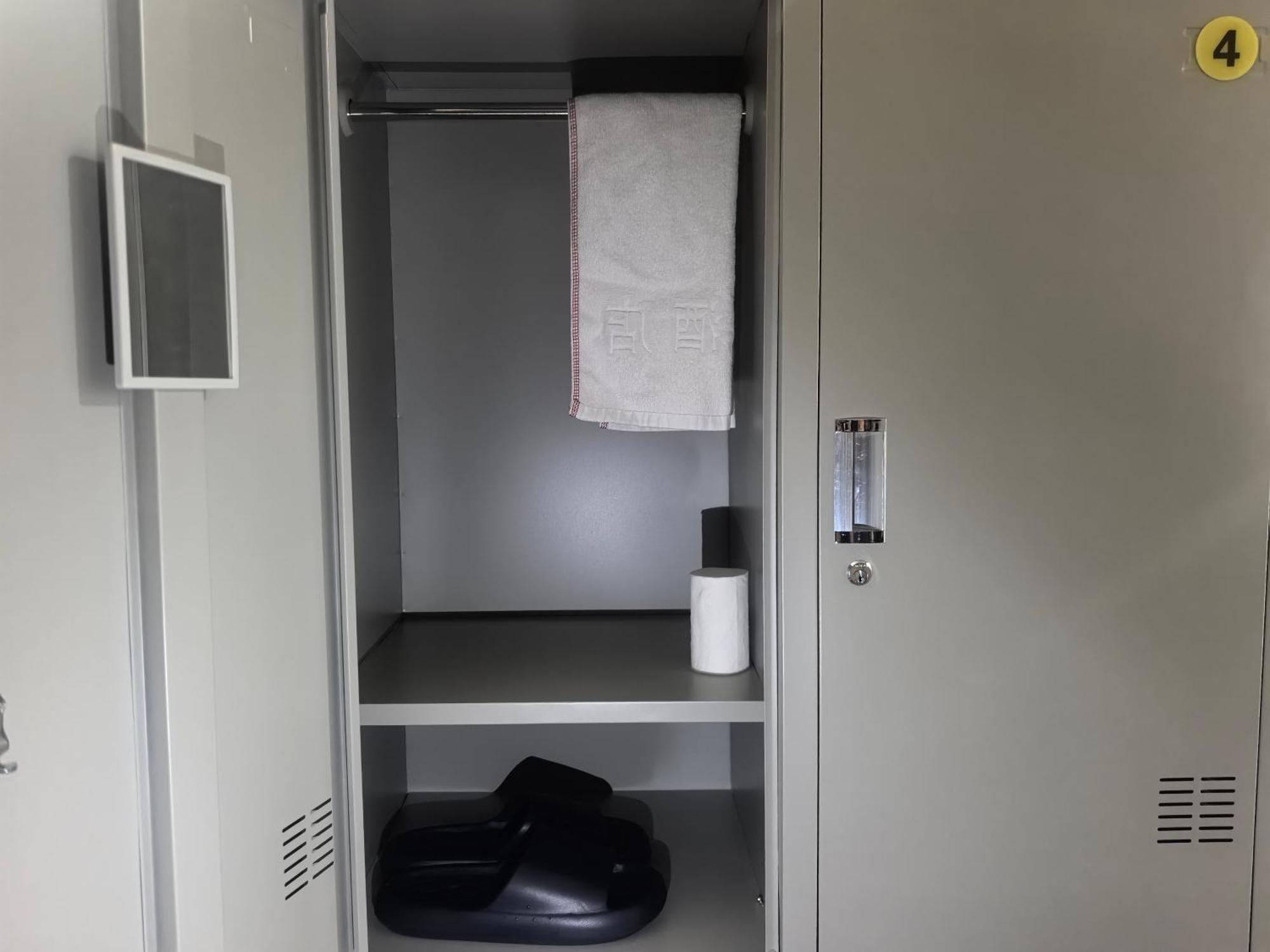 Khách sạn Xingshe Youth Hostel--nearby Tiananmen Square & Forbidden & Houhai Bar Street--1 Minute Walk To Subway, Cat-keeping, Great Wall&forbidden One Day Tour, Wifi And Laundry Room, Speaking Reception Bắc Kinh