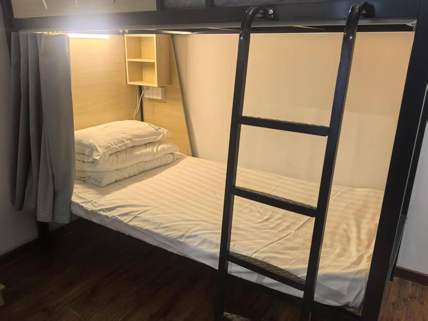 Khách sạn Xingshe Youth Hostel--nearby Tiananmen Square & Forbidden & Houhai Bar Street--1 Minute Walk To Subway, Cat-keeping, Great Wall&forbidden One Day Tour, Wifi And Laundry Room, Speaking Reception