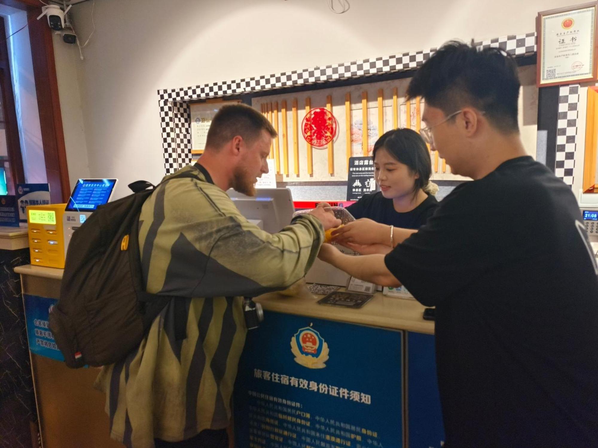 Khách sạn Xingshe Youth Hostel--nearby Tiananmen Square & Forbidden & Houhai Bar Street--1 Minute Walk To Subway, Cat-keeping, Great Wall&forbidden One Day Tour, Wifi And Laundry Room, Speaking Reception